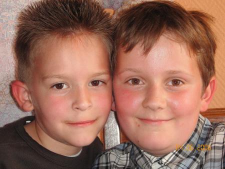 A gauche c'est un petit brigand et a droite mon petit gar�on que j'aime fort.